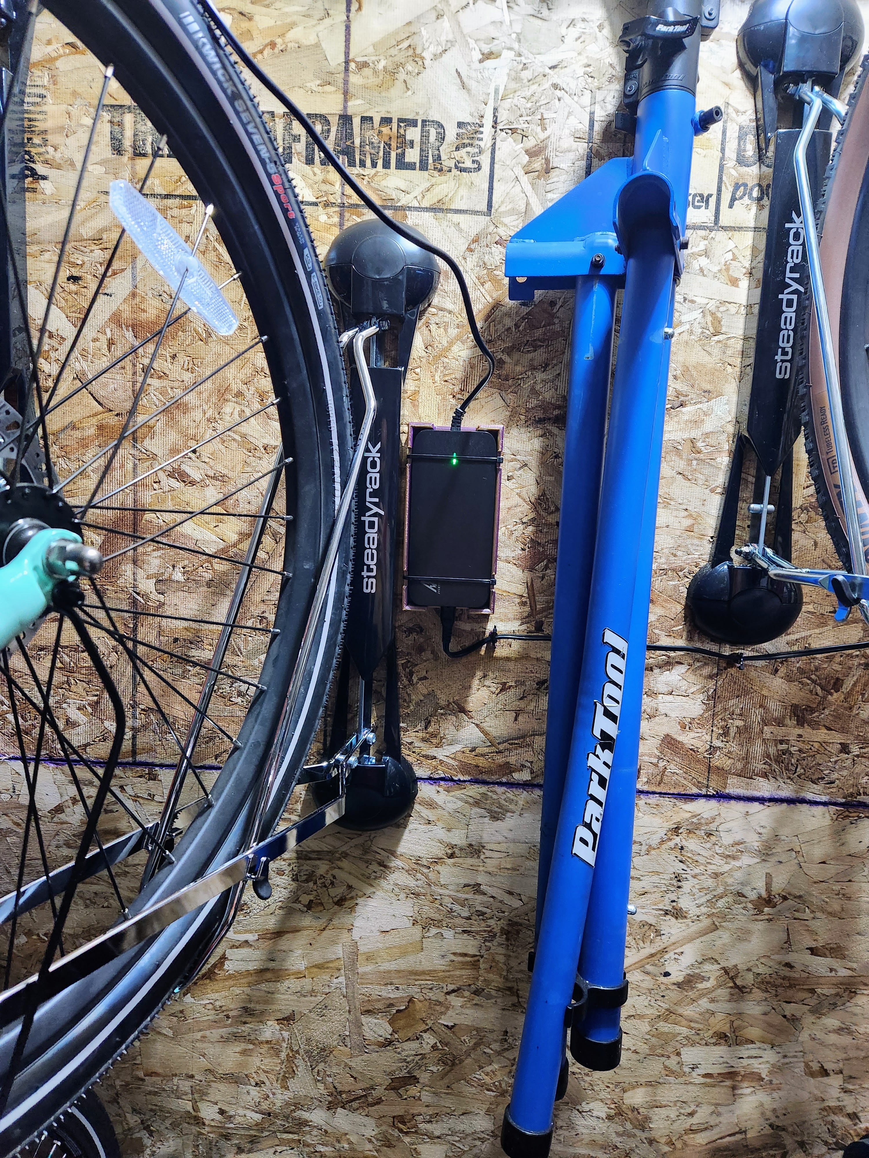 Wandhalterung für Aventon Elektrofahrrad-Netzteil (Pace 500.2)