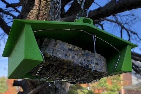 Eichhörnchensicherer Talghalter / Vogelfutterspender