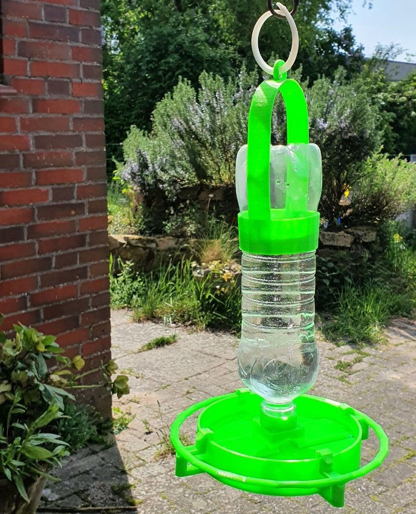 Praktische Vogeltränke mit Sitzstange und Flaschenhalter