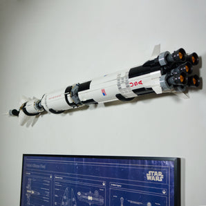 Minimalistische Wandaufhängung für Saturn V Rakete