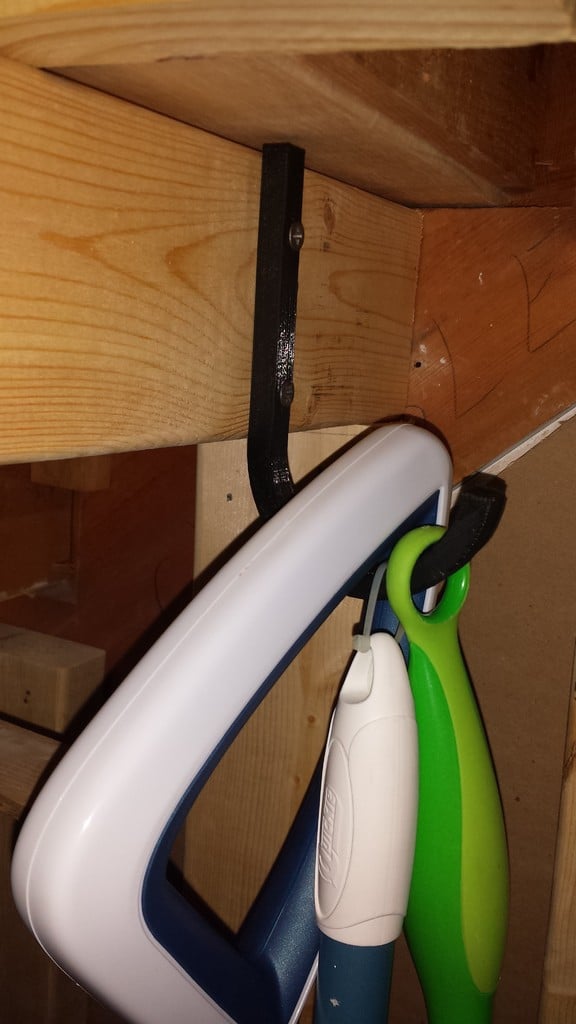 An der Wand montierter J-Haken für vielseitige Aufbewahrung