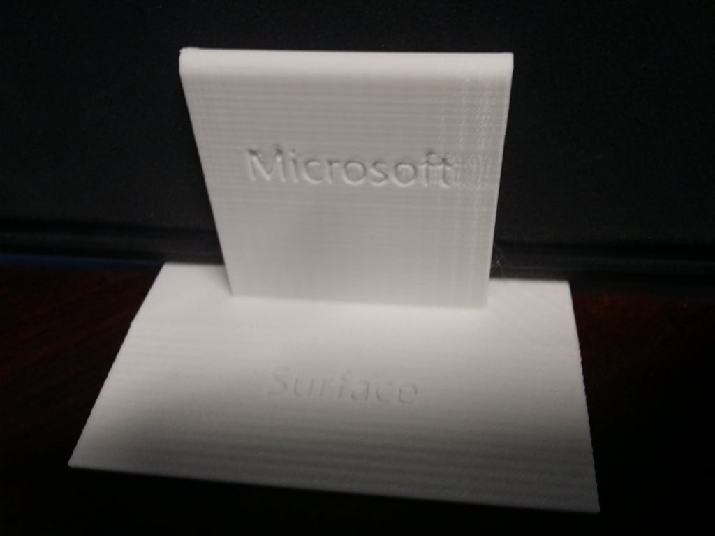 Surface Pro 1-Ständer mit eingravierten Microsoft-Logos