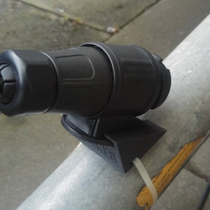 Praktische Halterung für 13-poligen Anhängerstecker
