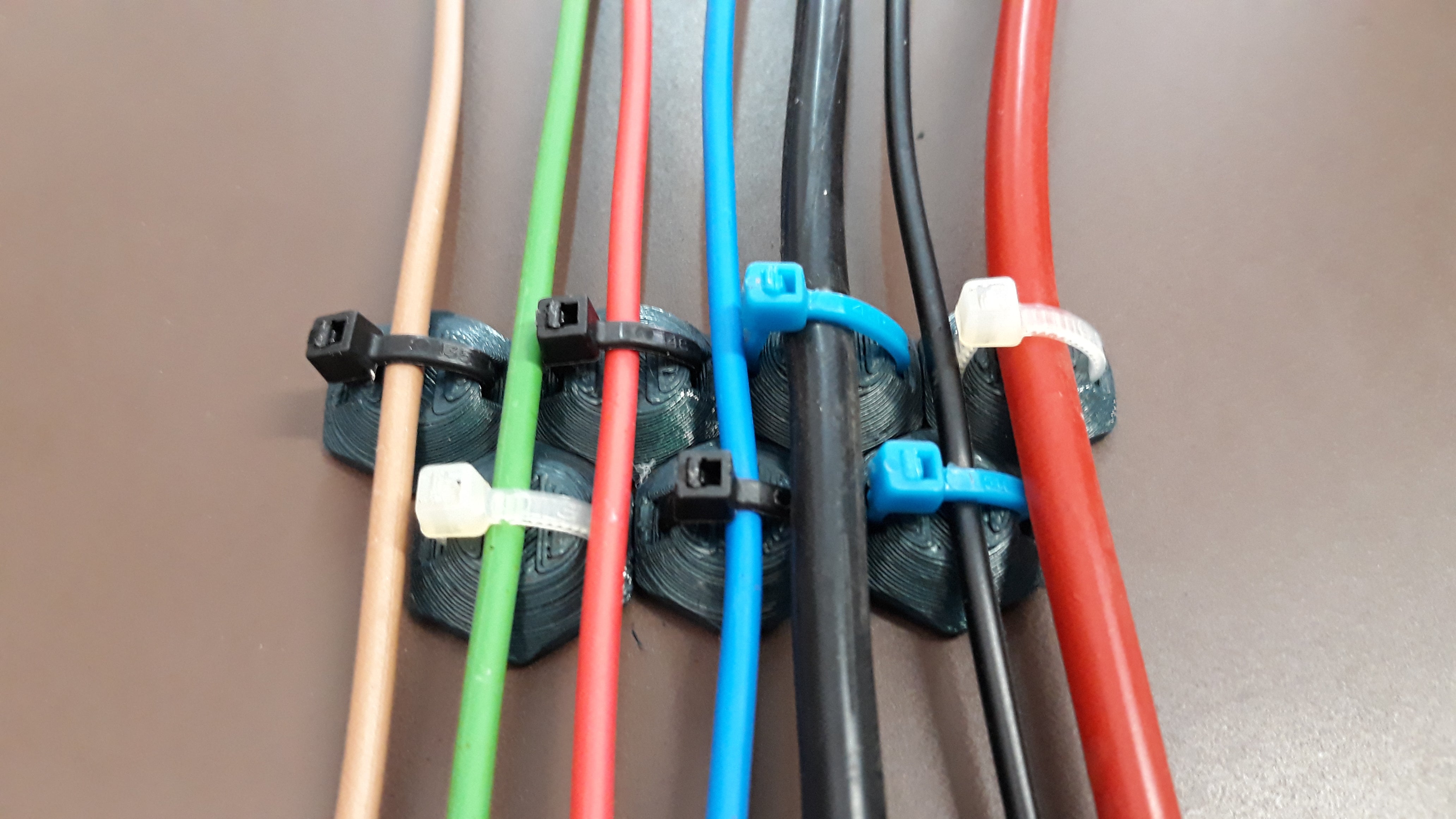 Sechseckiger Kabelclip für die Kabel- und Rohrführung