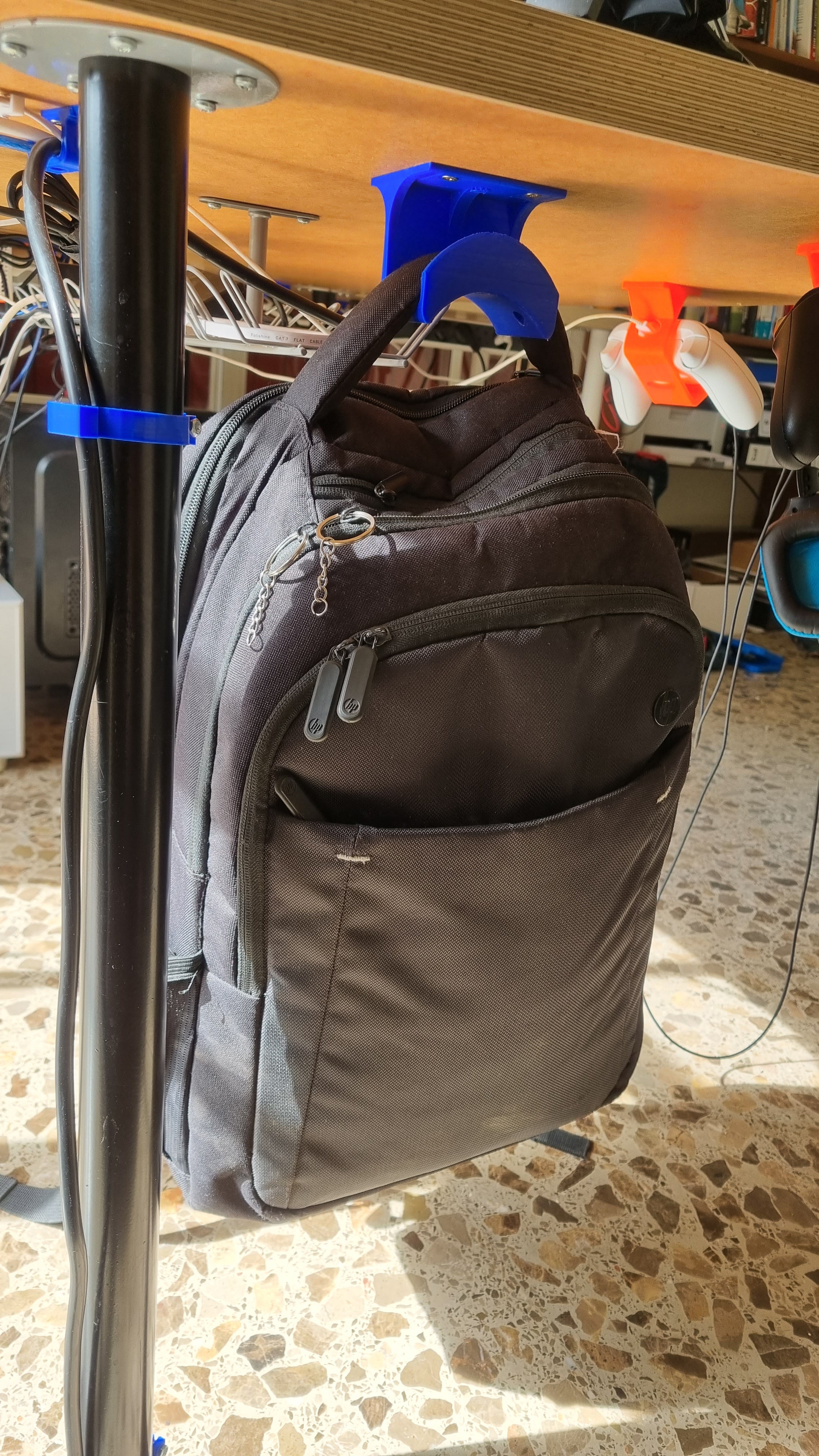 Verstärkter Rucksackhaken zur Befestigung unter dem Schreibtisch