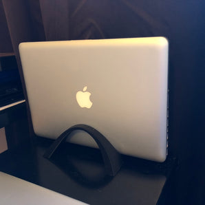 Eleganter, gebogener Laptopständer REMIX – für MacBook Pro und andere Laptops (175 x 120 mm)