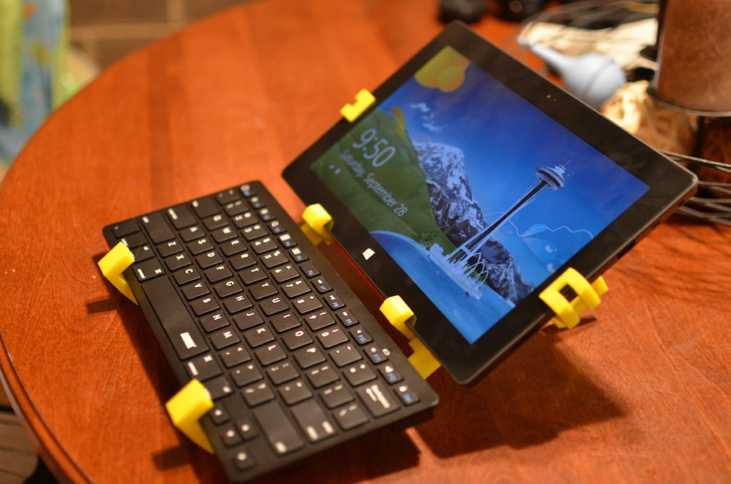 Microsoft Surface RT Tablet-Hängeständer V2 mit Anker Ultra Slim Mini Bluetooth-Tastatur