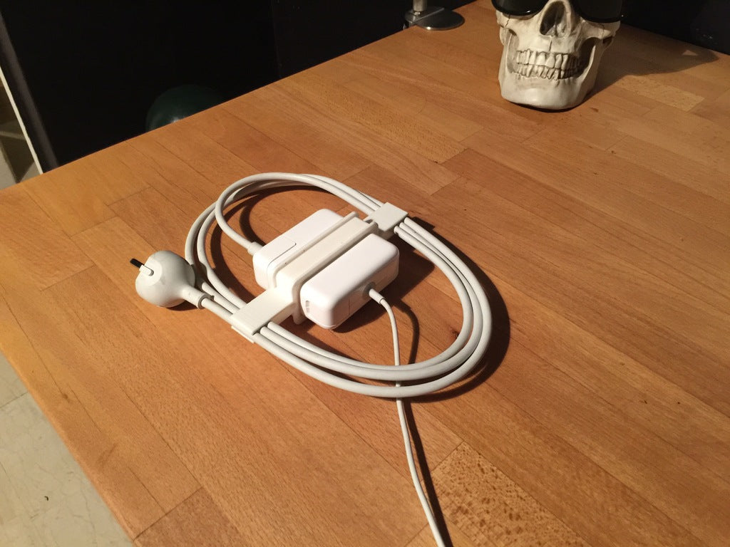 Mac Book Pro – Netzkabel-Clip und Stoßstange