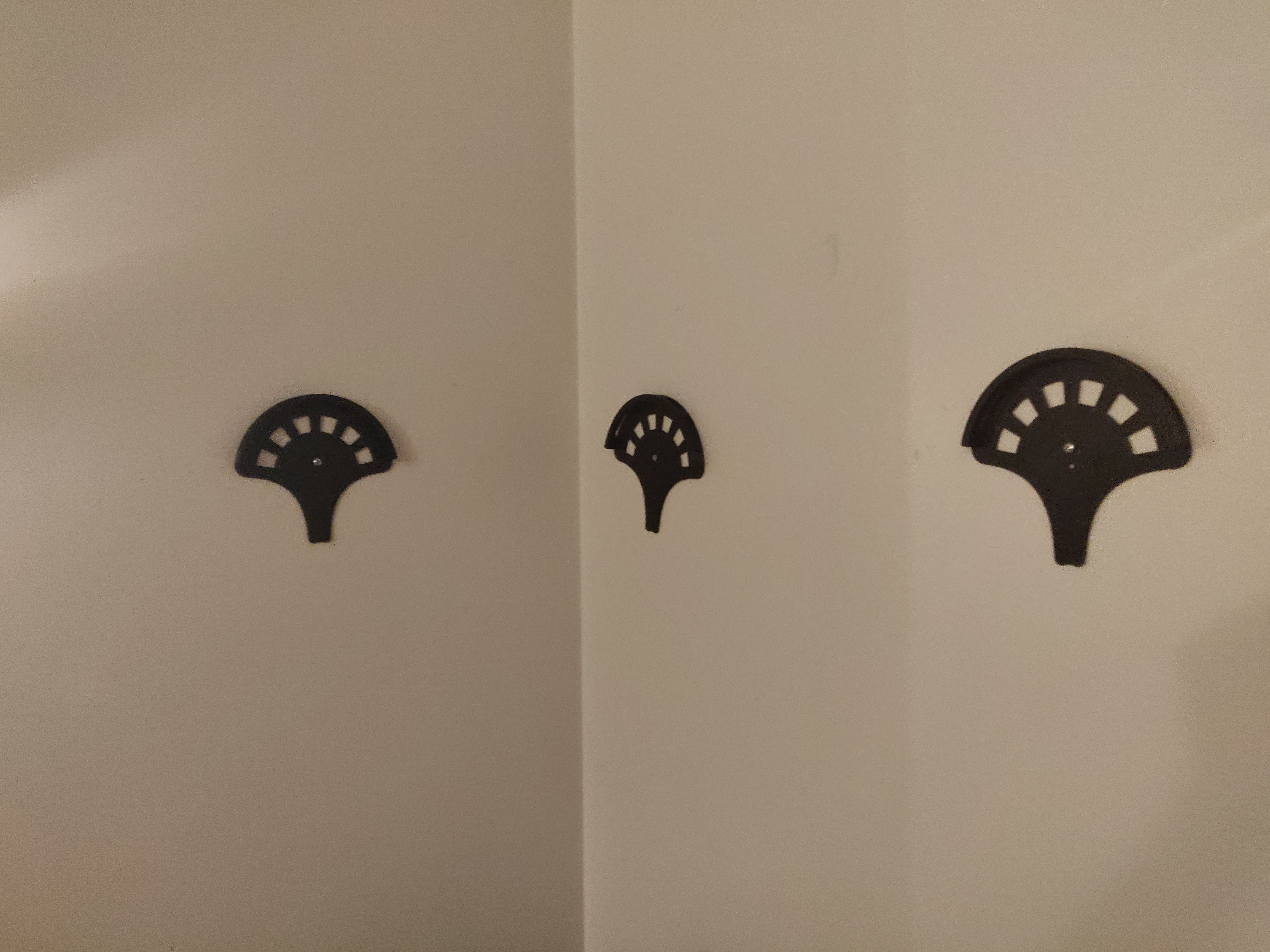 An der Wand montierter Kappenhalter