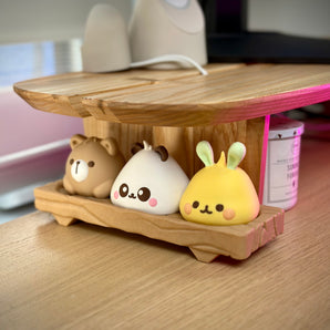 Kawaii Bao Tier auf dekorativem Holzsockel