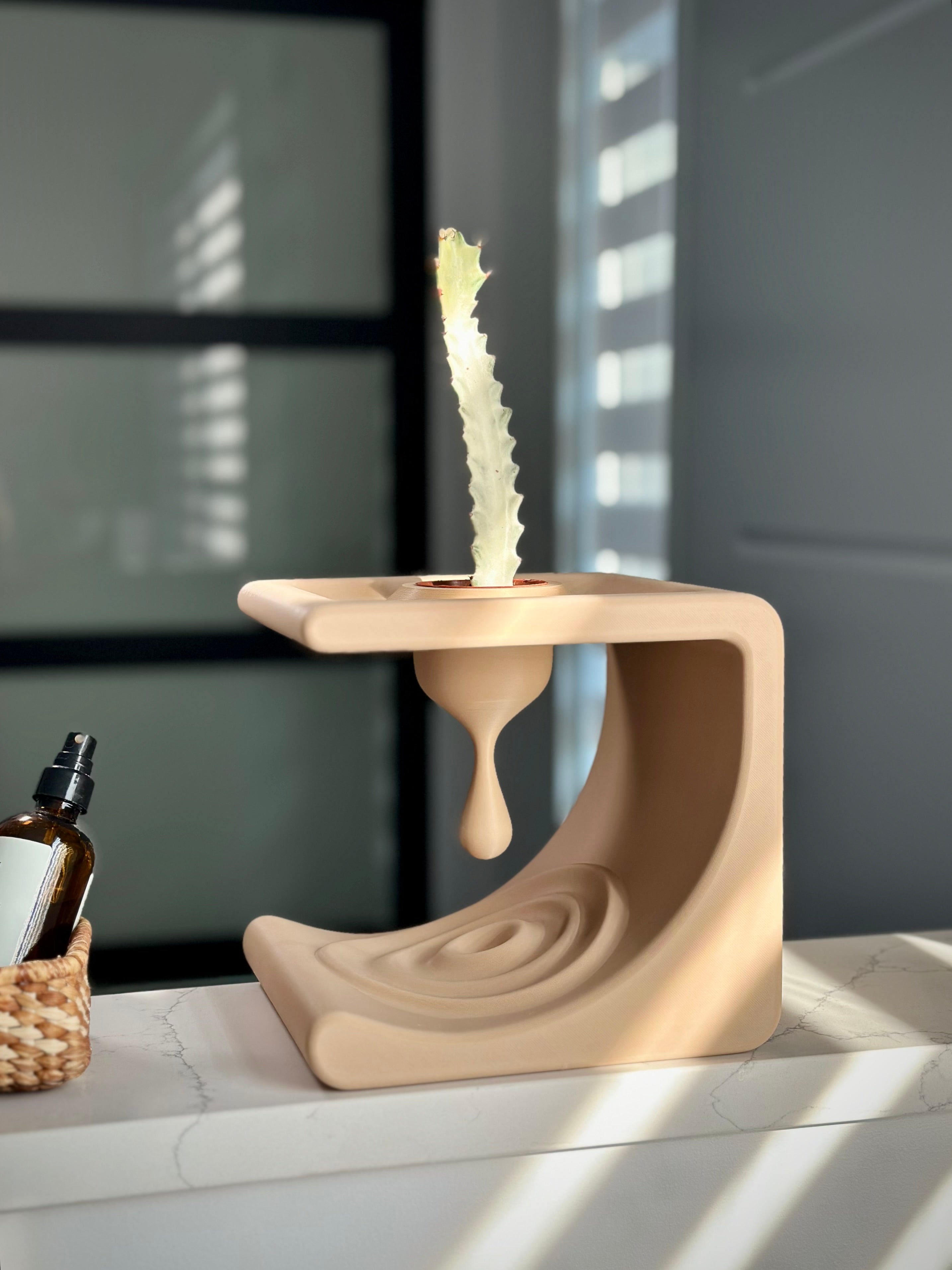 Comma Shelf: Minimalistisches Design für Alltagsgegenstände