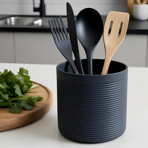Gerippter Küchenutensilienhalter in modernem Design