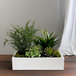 Moderner rechteckiger Pflanzkasten in minimalistischem Design