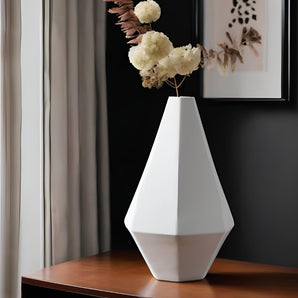 Achteckige minimalistische Vase für moderne Einrichtung