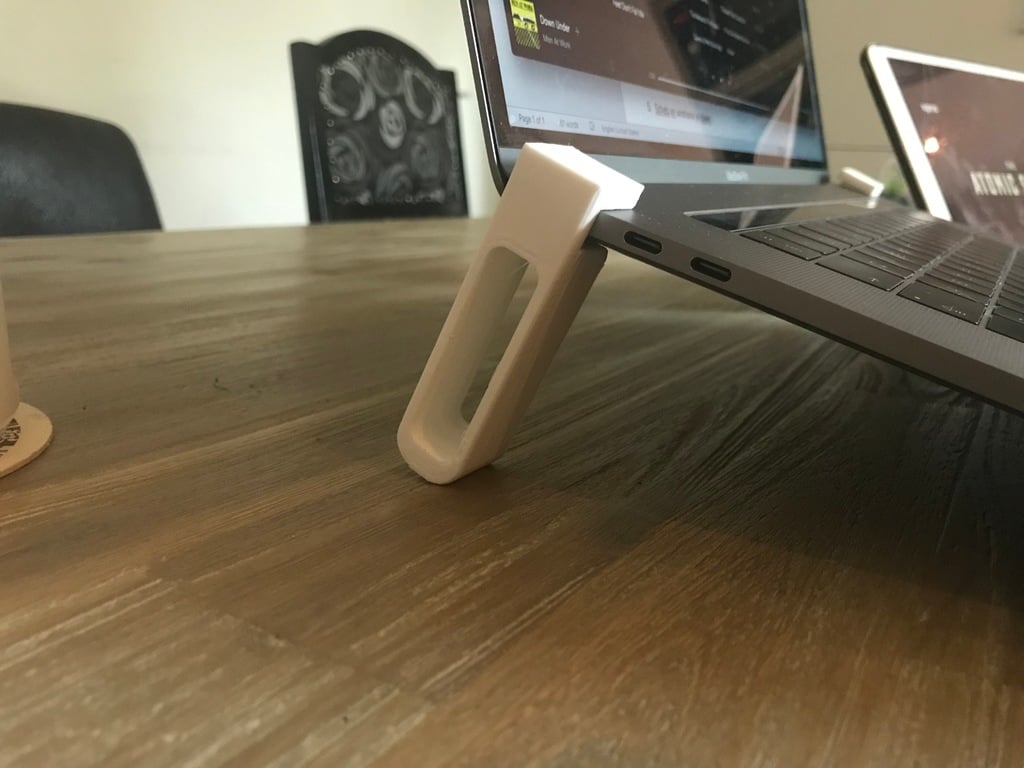 Einfache Halterung für MacBook Pro