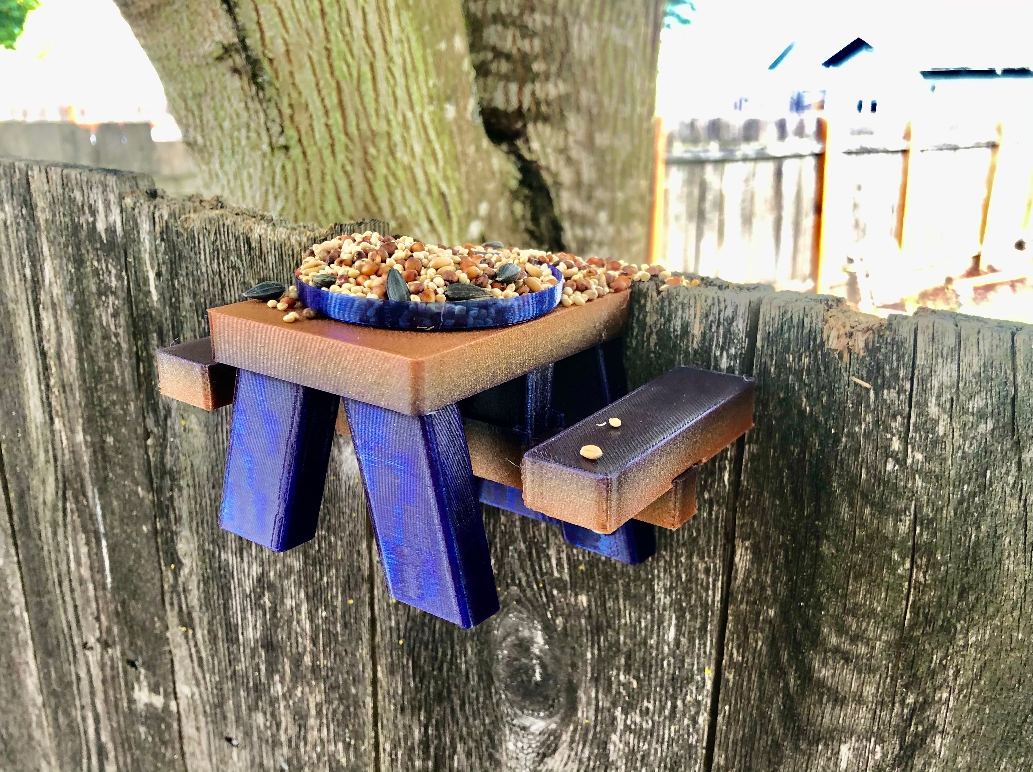 Eichhörnchen-Futterbank im Picknick-Stil – Zur Zaunmontage
