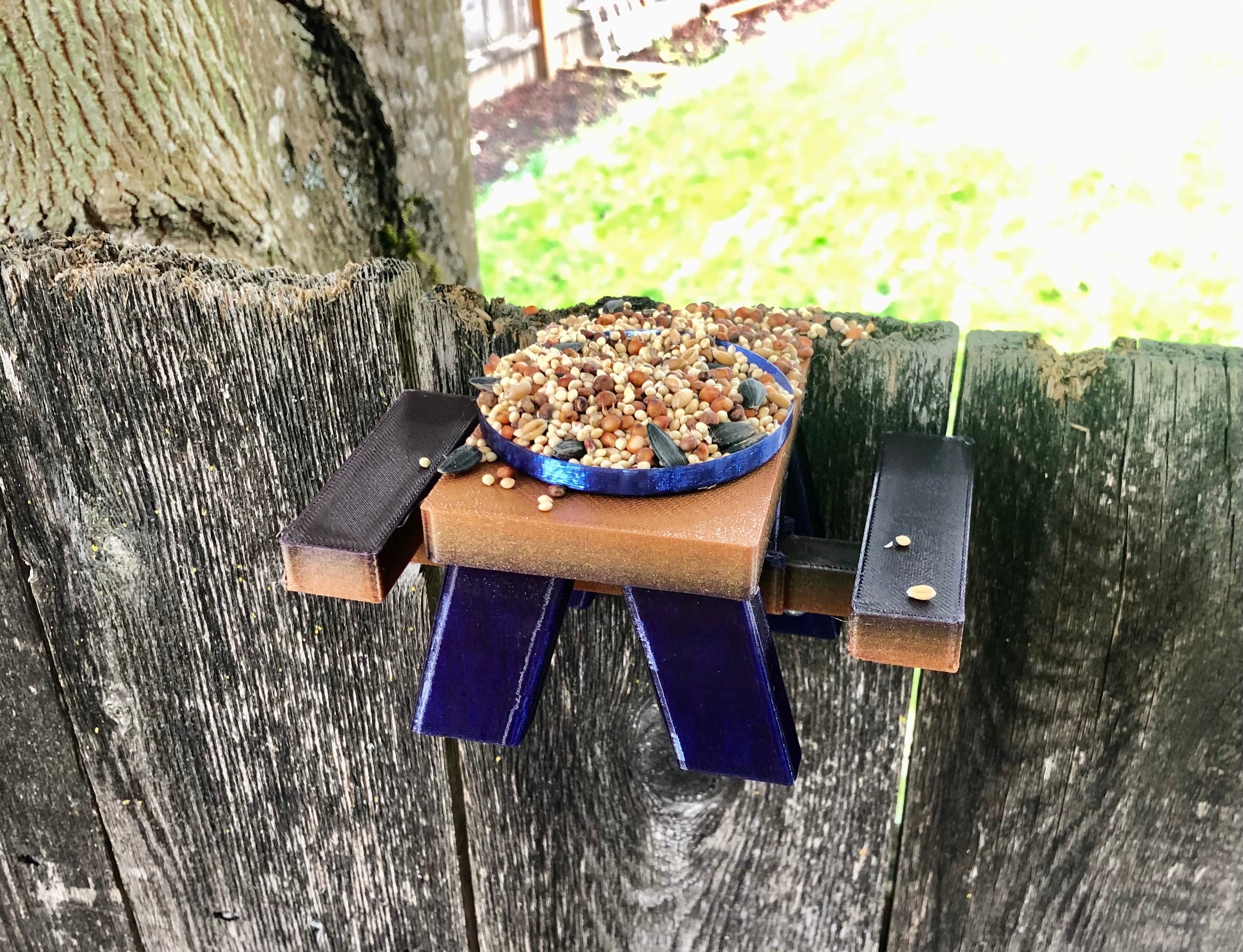 Eichhörnchen-Futterbank im Picknick-Stil – Zur Zaunmontage