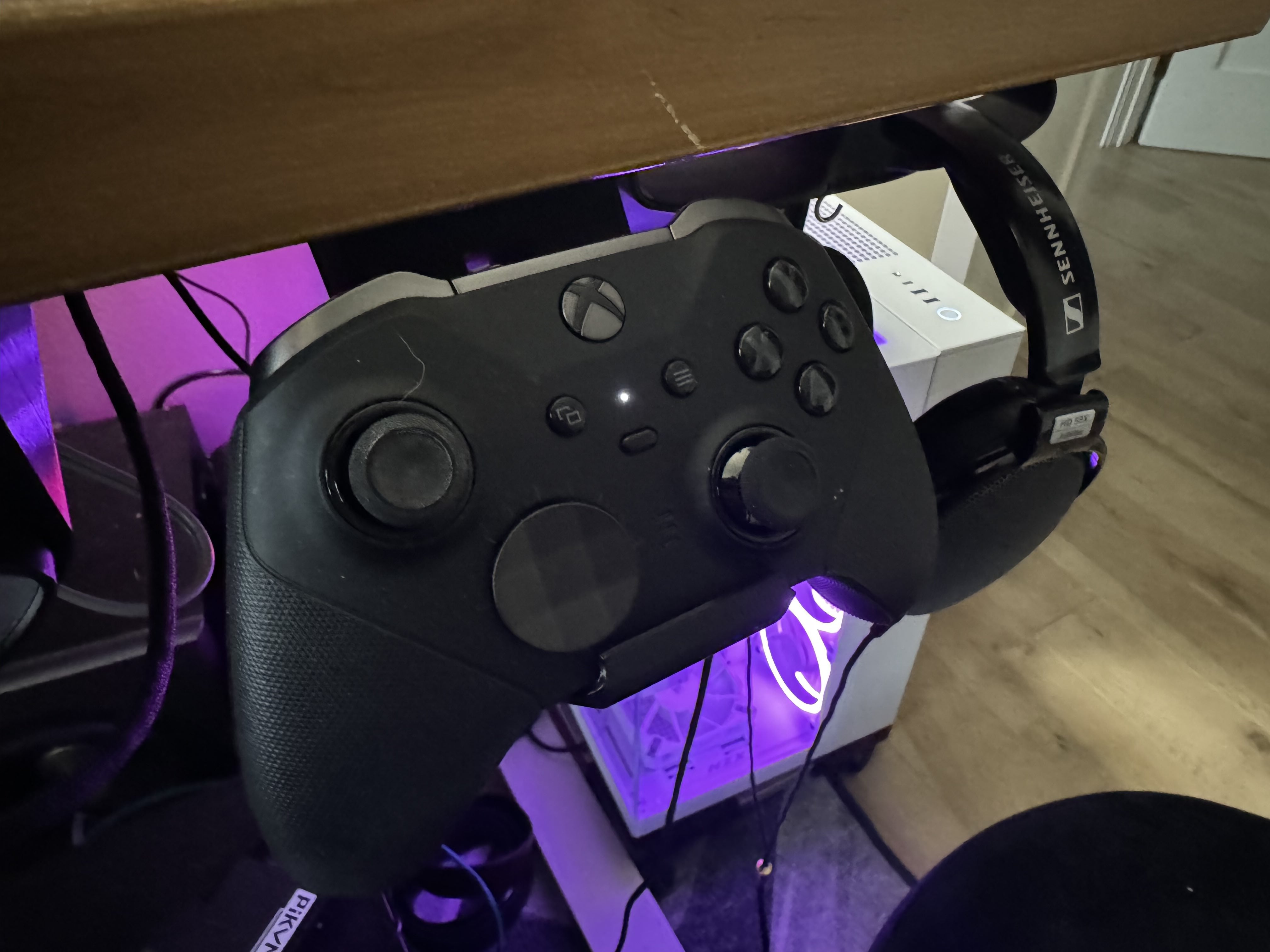 Ladehalterung für den Xbox Elite Controller unter dem Schreibtisch