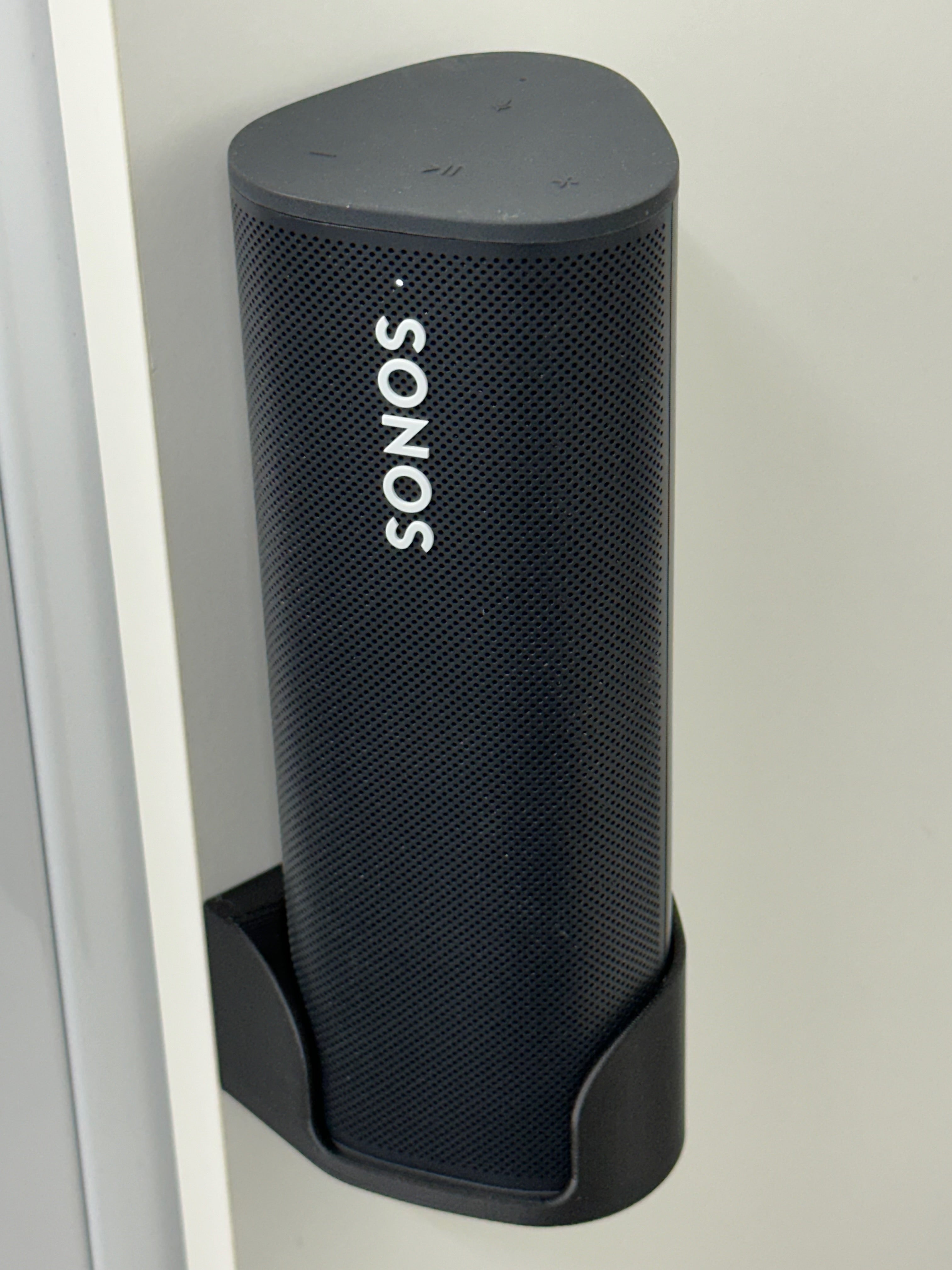 3D-Modell von Sonos Roam und vertikaler Wandhalterung