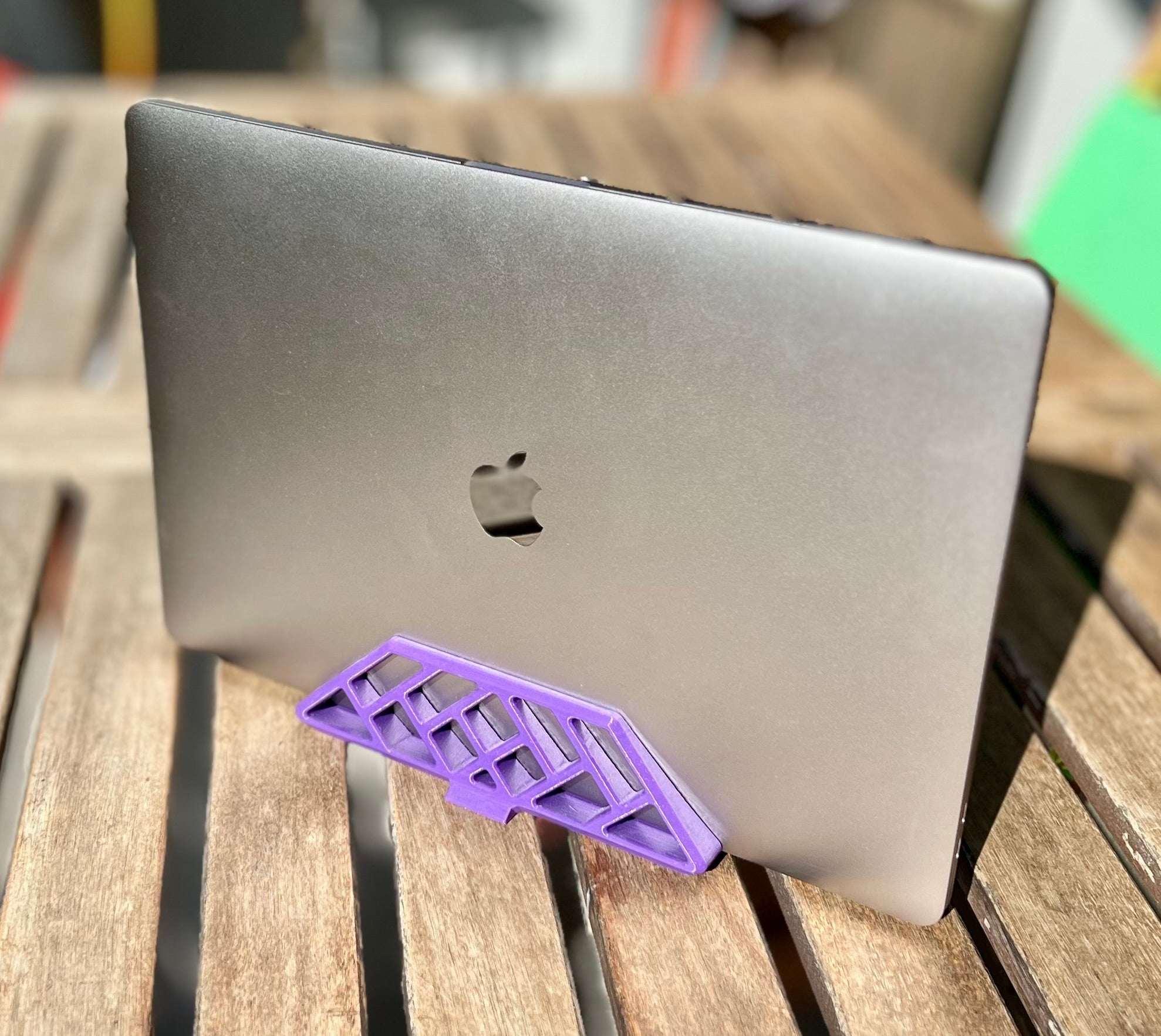 Desktop-Ständer für MacBook Pro (TouchBar) im Clamshell-Modus