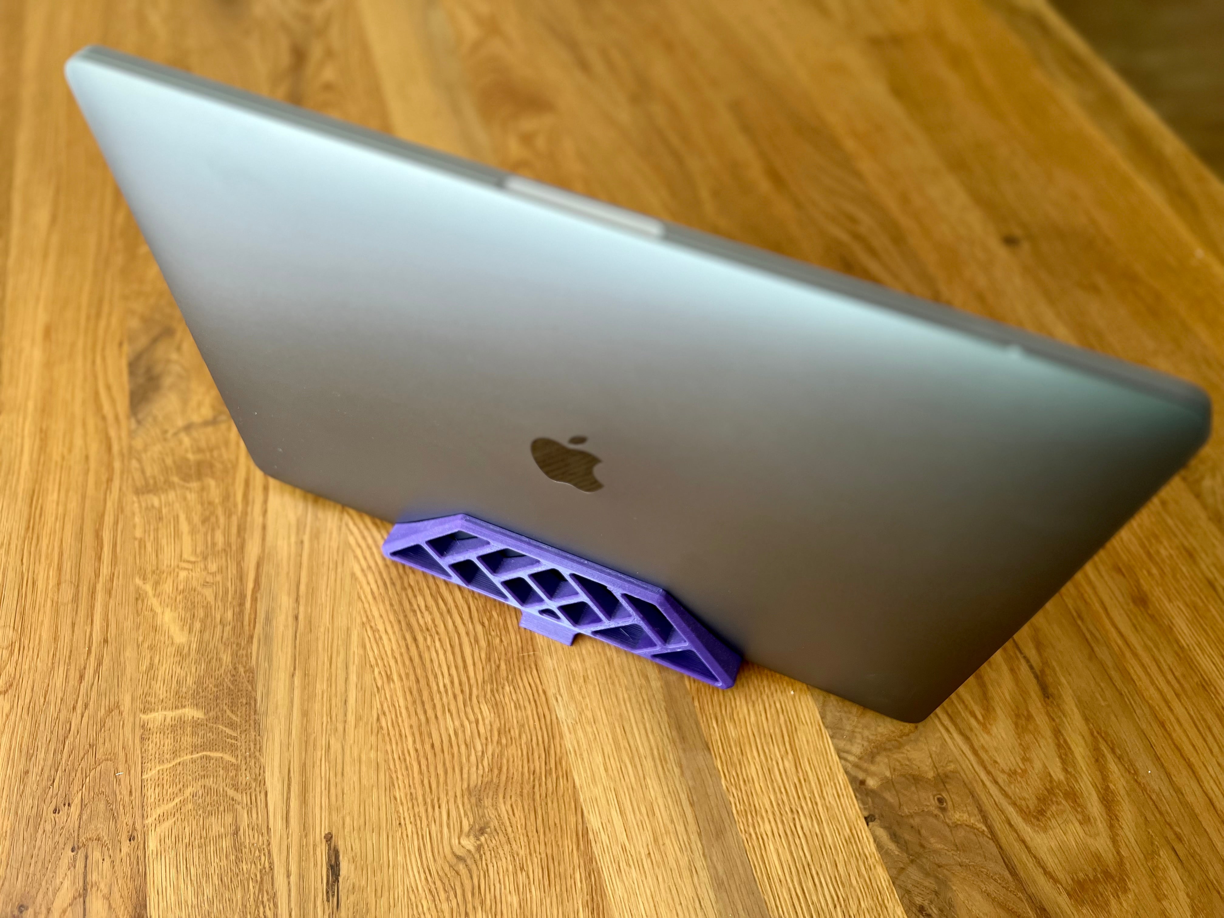 Desktop-Ständer für MacBook Pro (TouchBar) im Clamshell-Modus