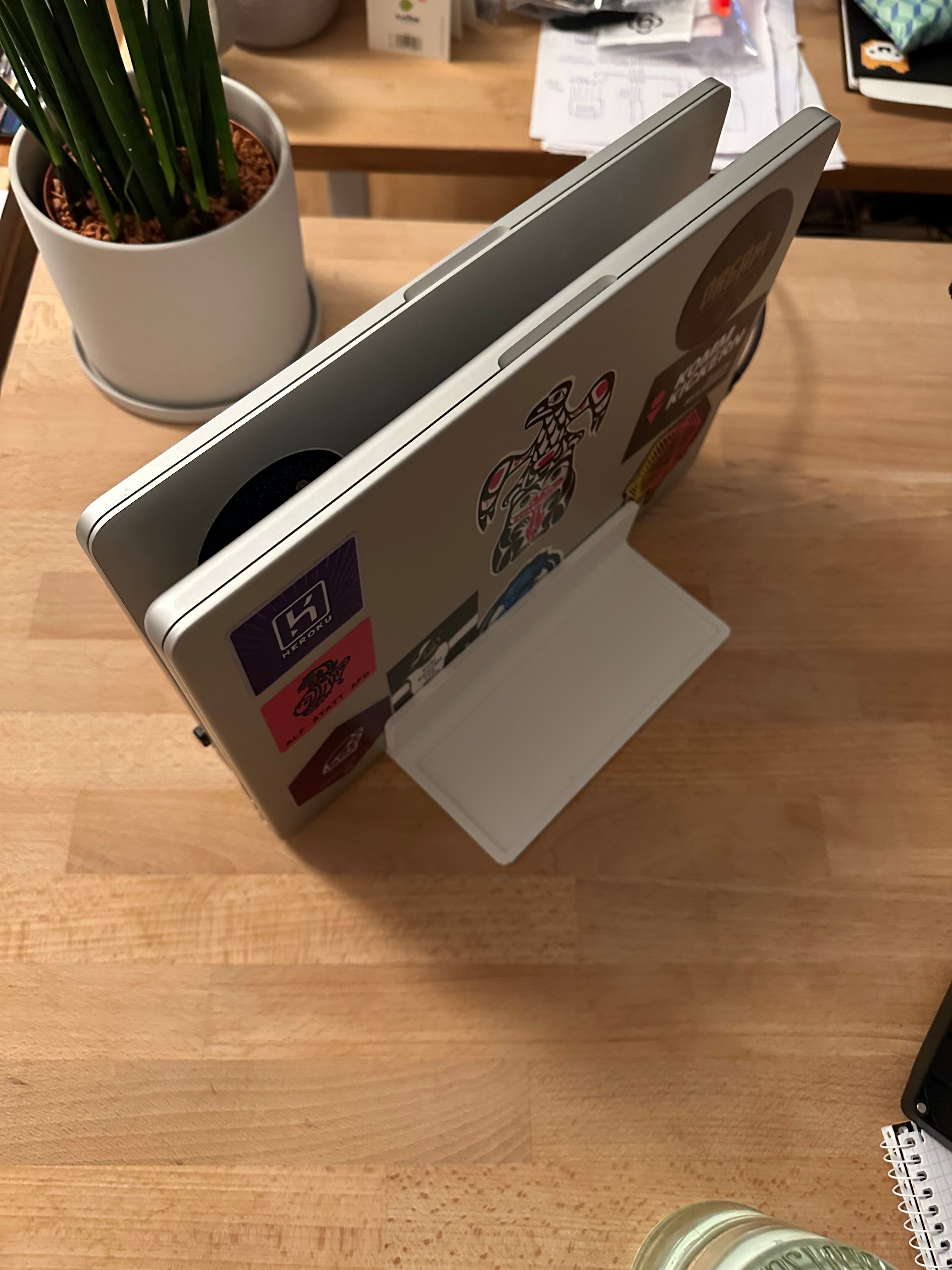 Doppelständer mit Ablage für M1 MacBook Pro (14")