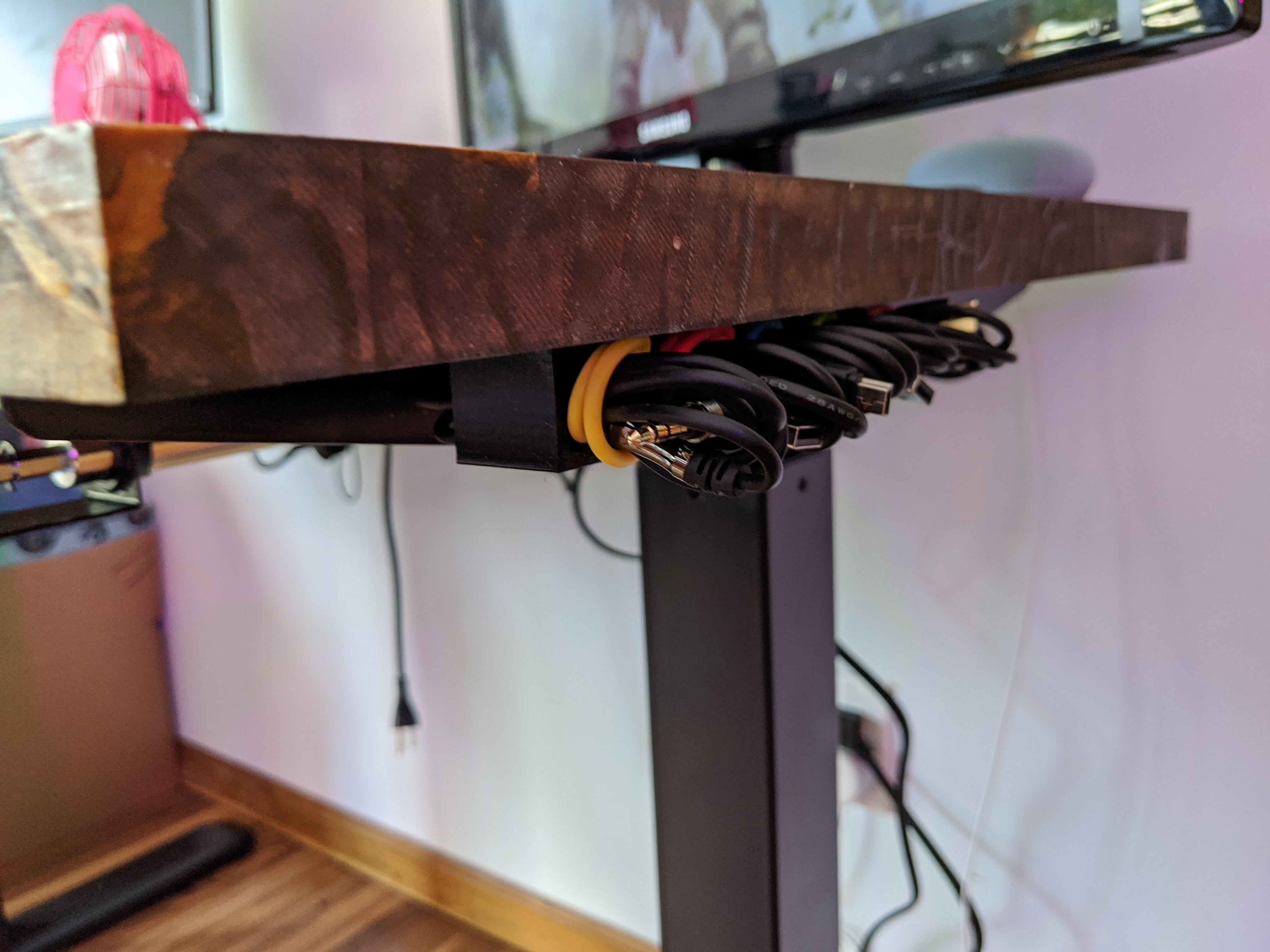 Loser USB-Kabel-Organizer zur Montage unter dem Tisch