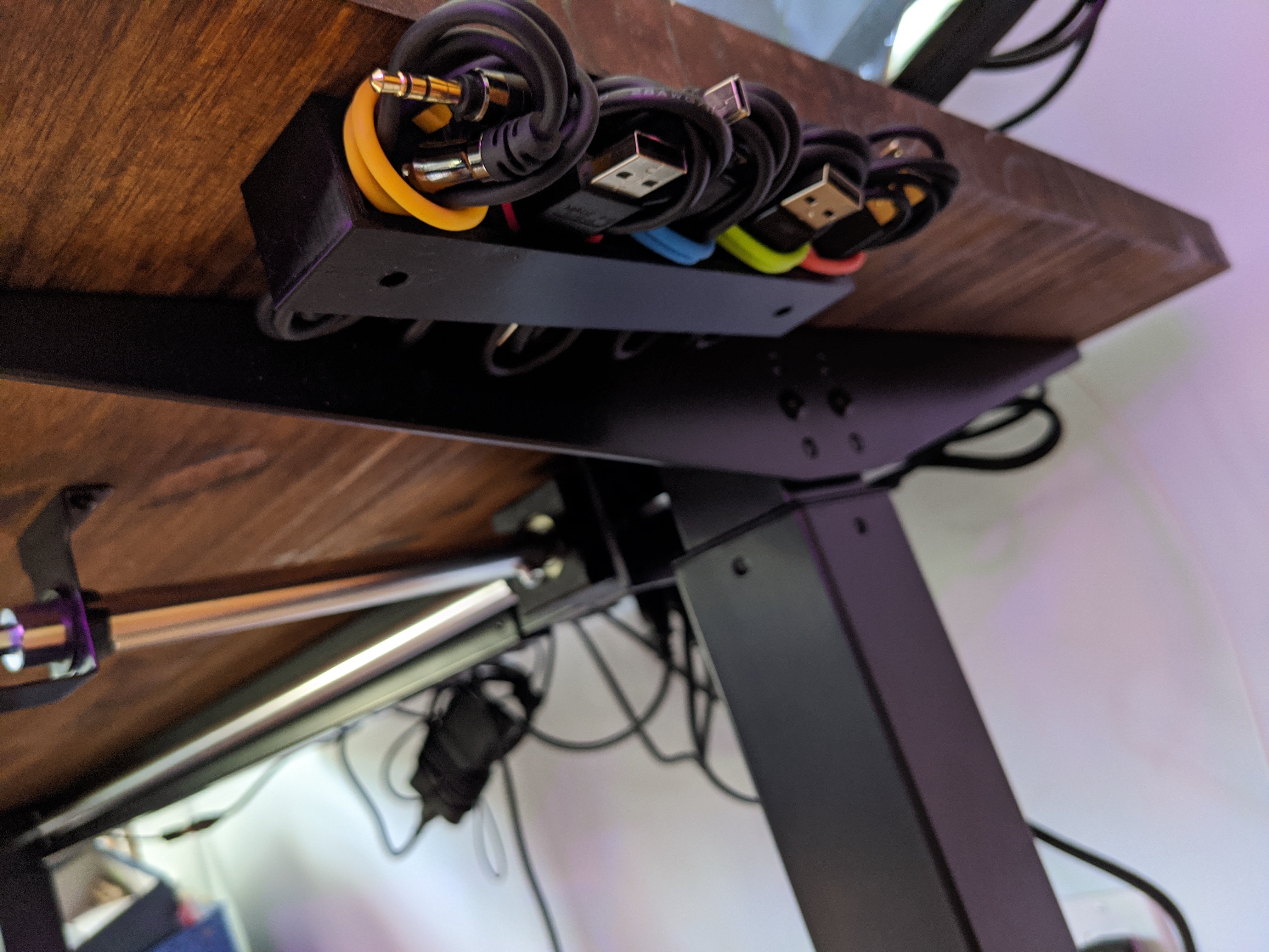 Loser USB-Kabel-Organizer zur Montage unter dem Tisch