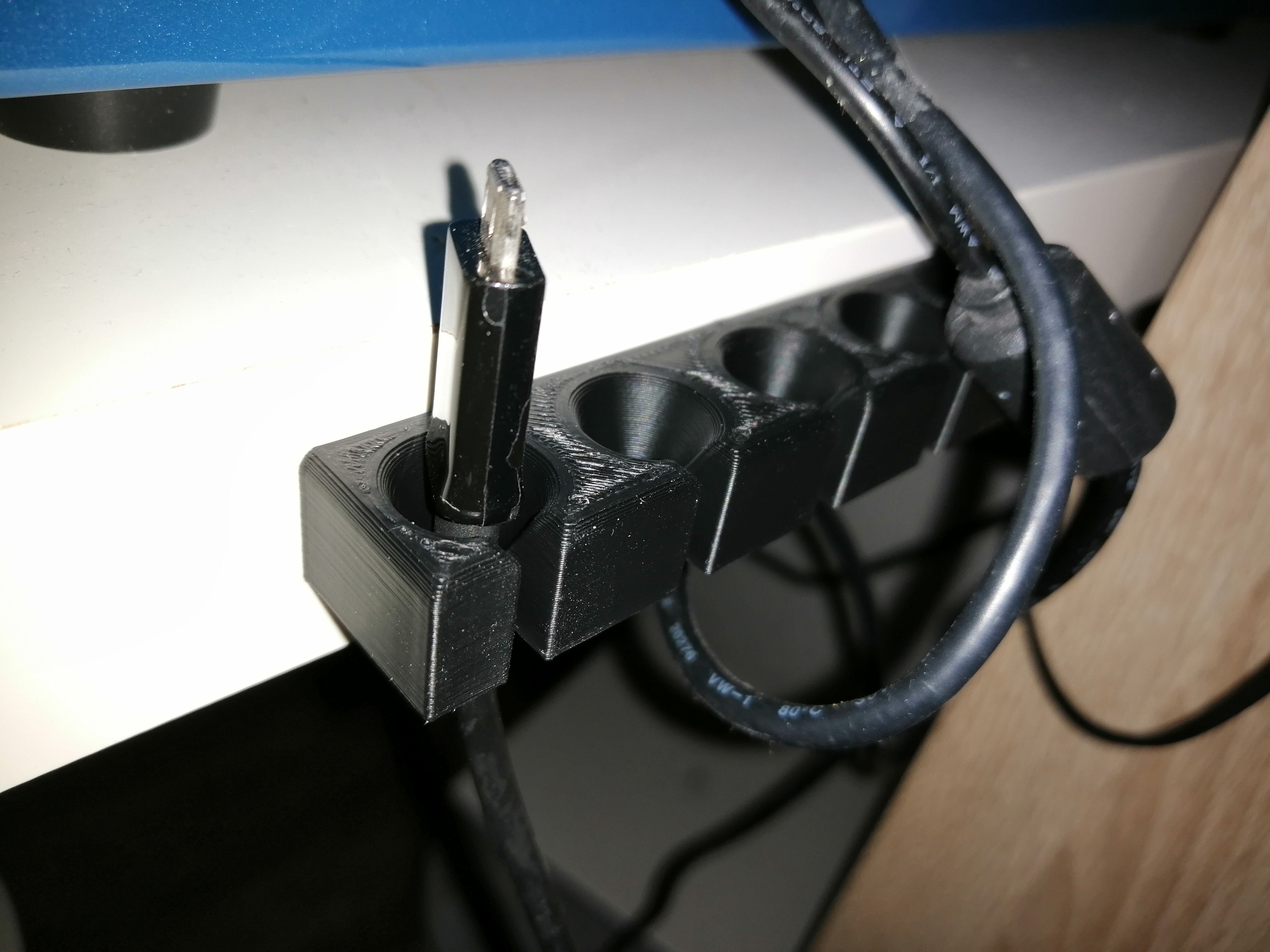 USB-Kabelhalter zum Organisieren von Kabeln