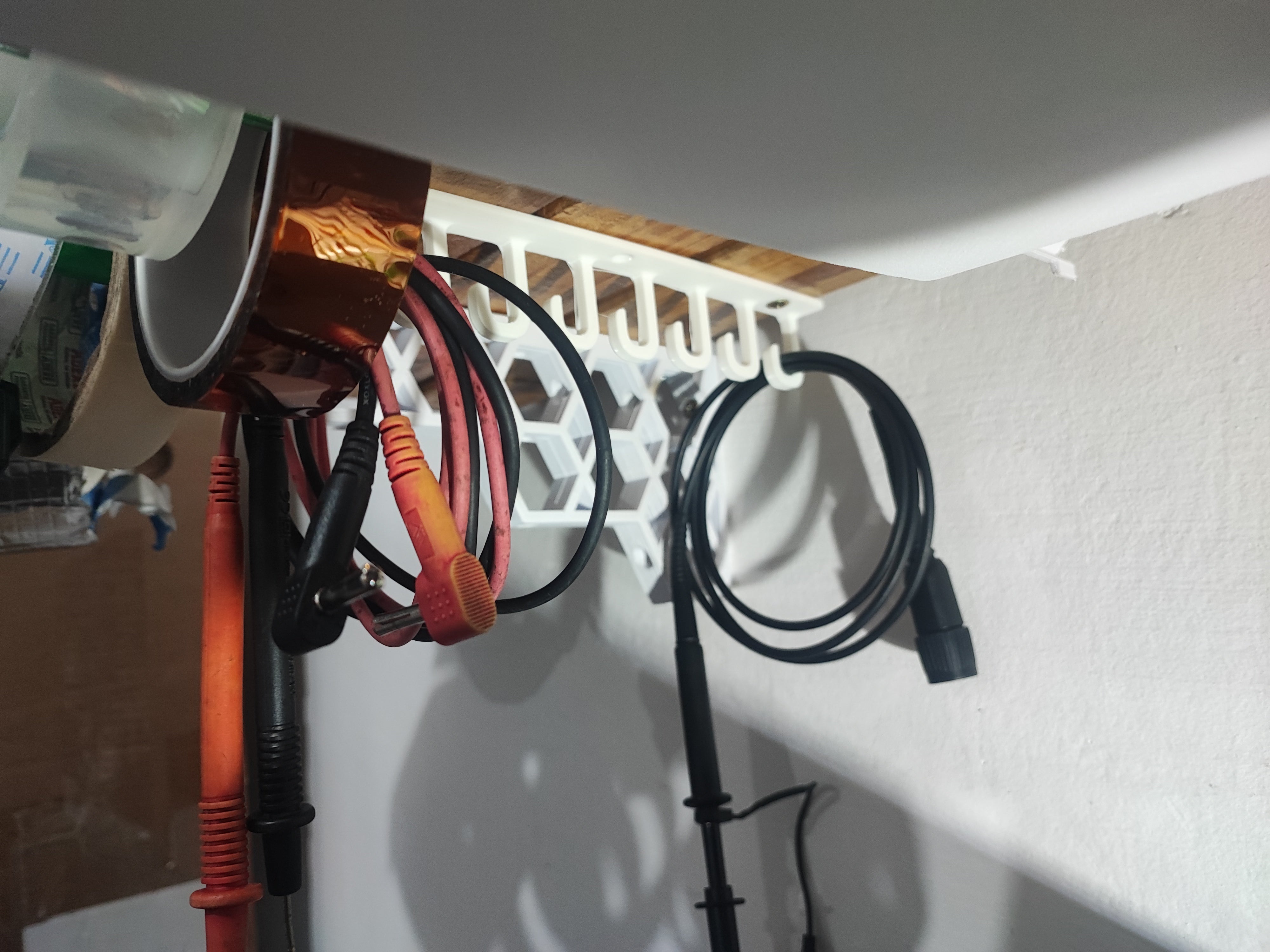 Kabelaufhänger/Haken unter dem Regal