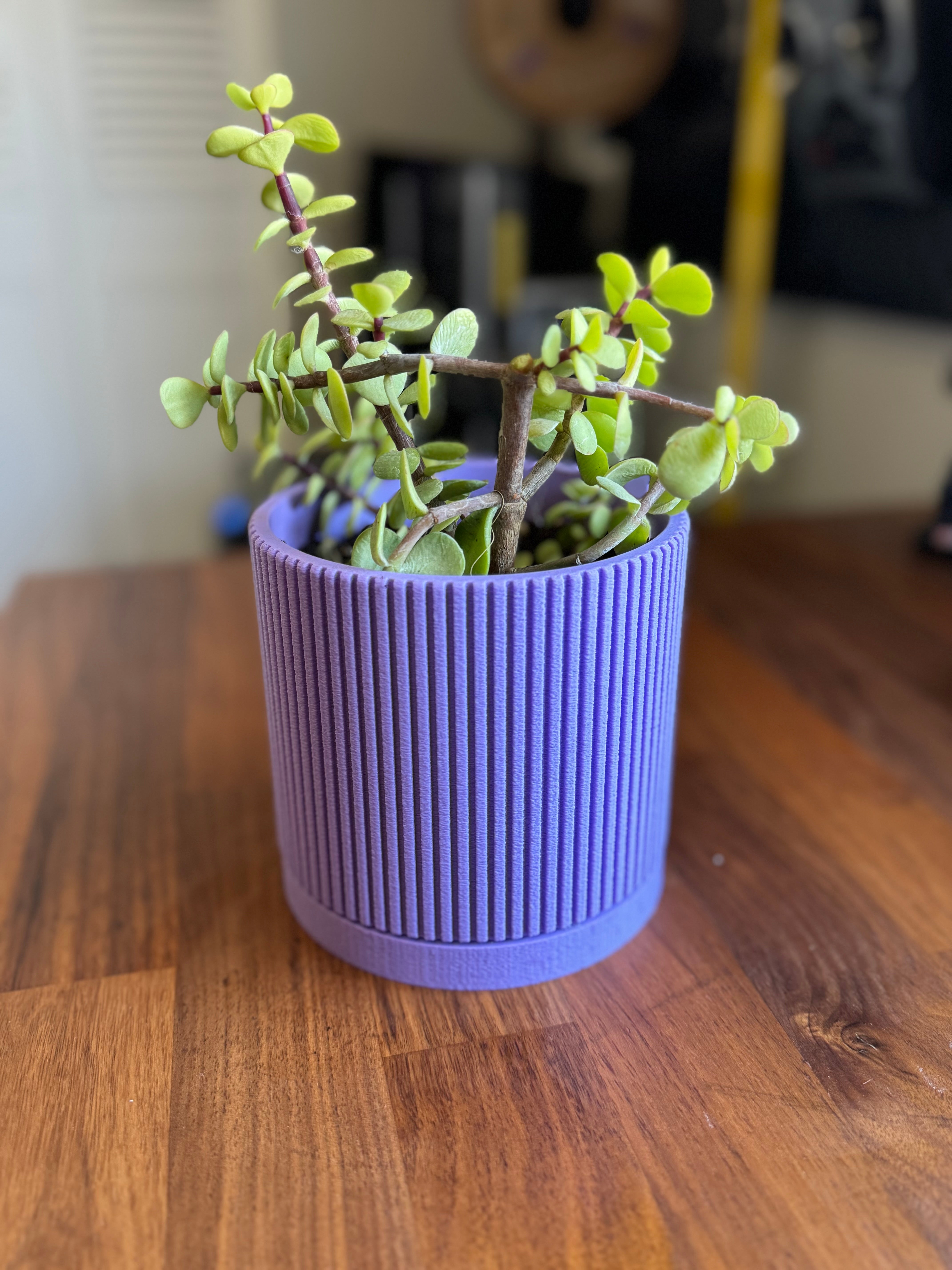 Mid Century Modern Plant Pot med Drypbakke - Liniære Riller