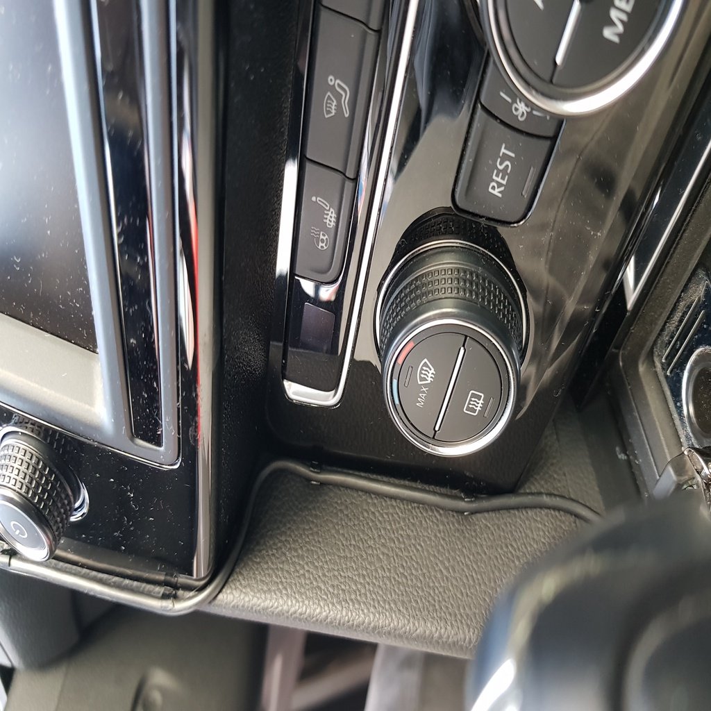 VW Passat B8 Ladekabelclip