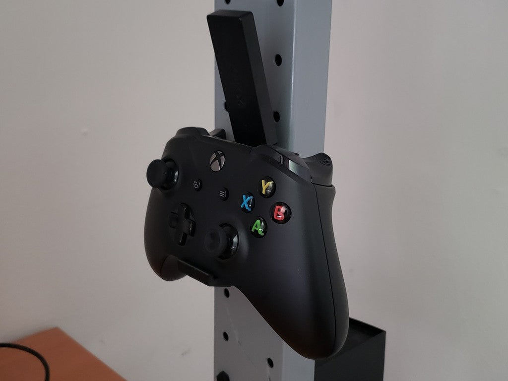 Xbox One-Wandhalterung mit Schraubenlöchern und USB-Steckplatz für Empfänger