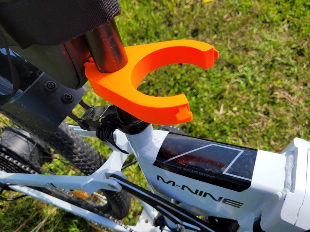 Am Sitz montierter Fahrradflaschenhalter mit parametrischer Fusion 360-Einstellung