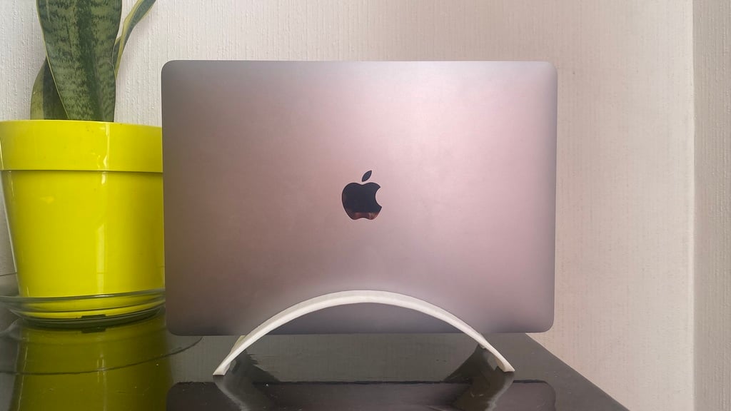 Platzsparender vertikaler Tischständer für MacBook Pro 13" - BookArc