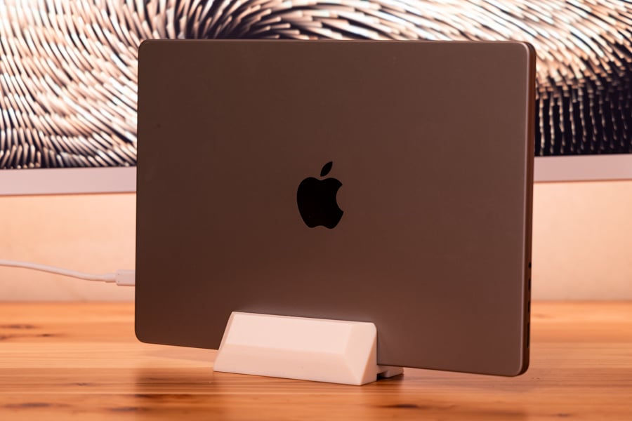 Vertikaler Ständer für MacBook Pro 14 Zoll (2021) und andere Laptops