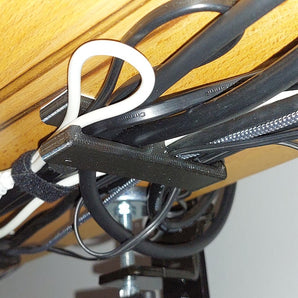 Dezenter Kabelhalter zur Montage unter dem Schreibtisch