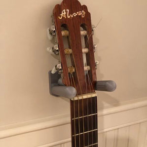 Aufhänger für klassische Gitarre und Oculus VR-Brille
