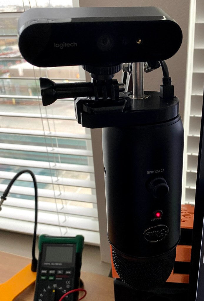 Blaues Yeti-Mikrofon und GoPro-/Webcam-Halterung