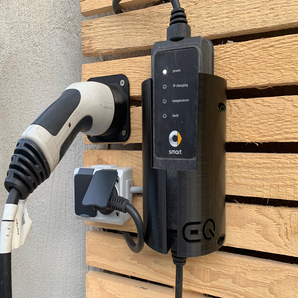 Ladekabelhalter für Smart EQ – Organized Charging