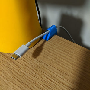 Einfacher Kabelhalter für Tischplatten