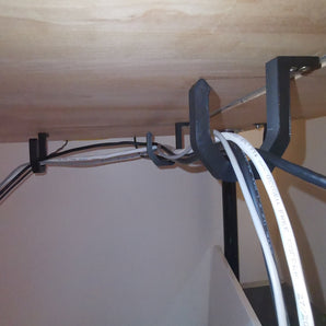 Robuster J-Haken für die Kabelführung unter dem Schreibtisch
