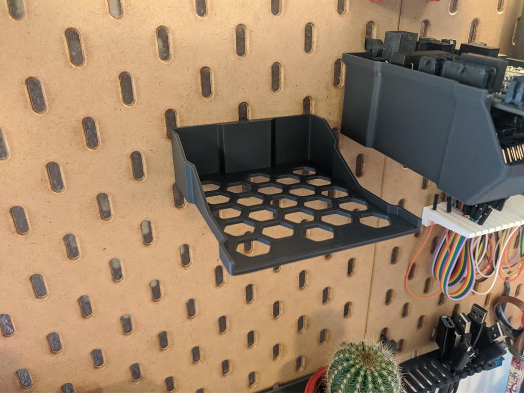 IKEA Skadis Regal für stapelbare Box