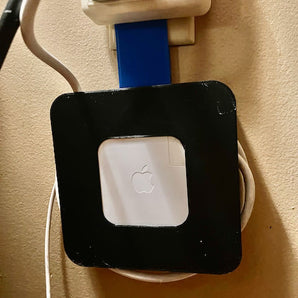MacBook-Ladegeräthalter und Kabel-Organizer für die Steckdose