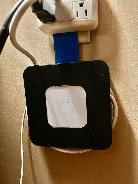 MacBook Pro Ladekabel-Organizer und Steckdosenaufhänger