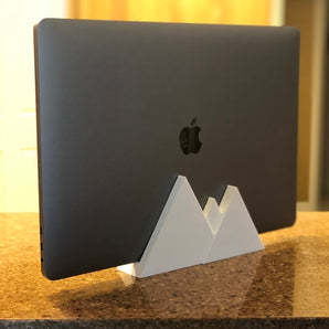 Vertikaler MacBook Pro-Ständer – 15 Zoll (2018) mit Bergdesign