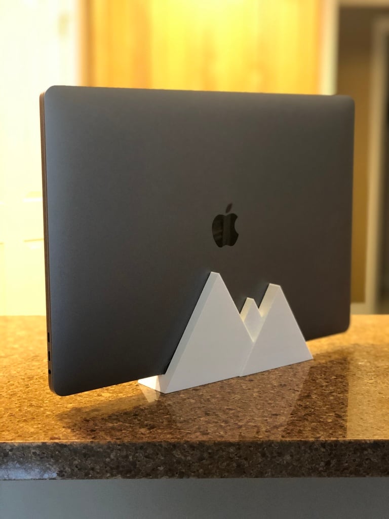 Vertikaler Ständer für das MacBook Pro 2018-Modell mit Berglandschaftsdesign