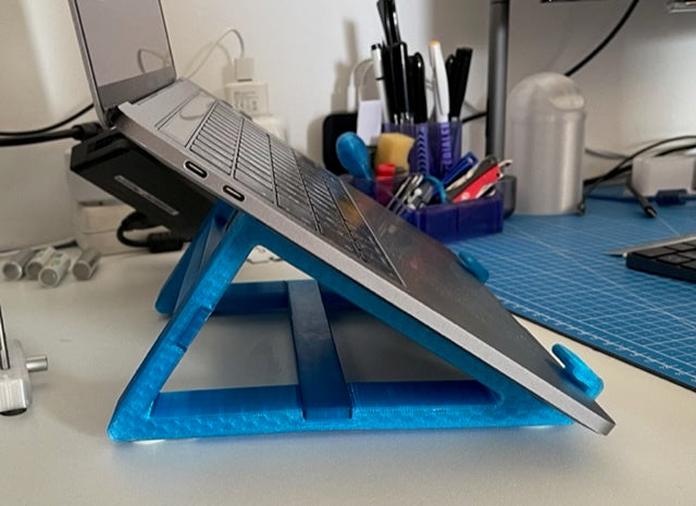Aufsteckbarer MacBook Pro- und Laptop-Ständer für kleine Druckerablagen