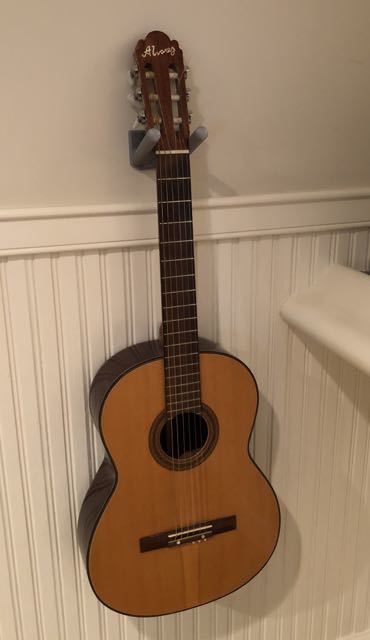 Aufhänger für klassische Gitarre und Oculus VR-Brille