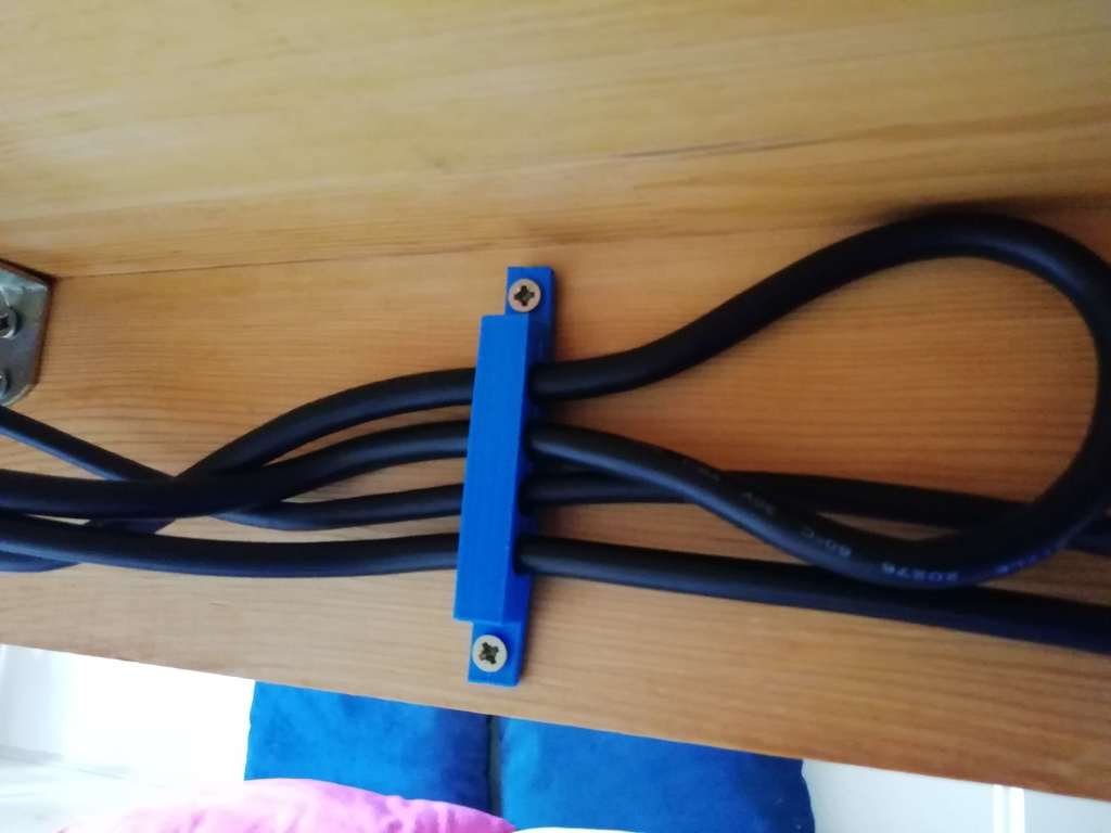 Schreibtischmontierter Kabelorganisator für PC-Kabel bis 7 mm